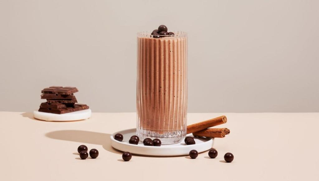 CHOCOLATE LOVER’S ALMOND MILK SMOOTHIE