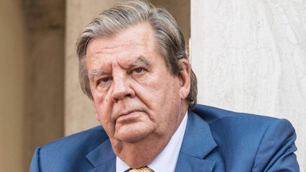 Johann Rupert sitting on a R37 billion pile of cash