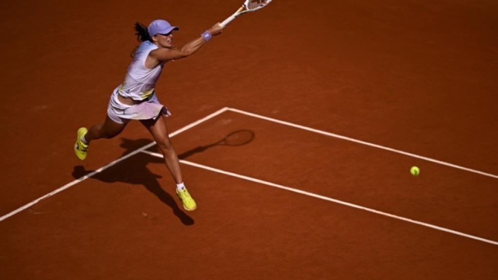 Swiatek sweeps past Raducanu into French Open third round