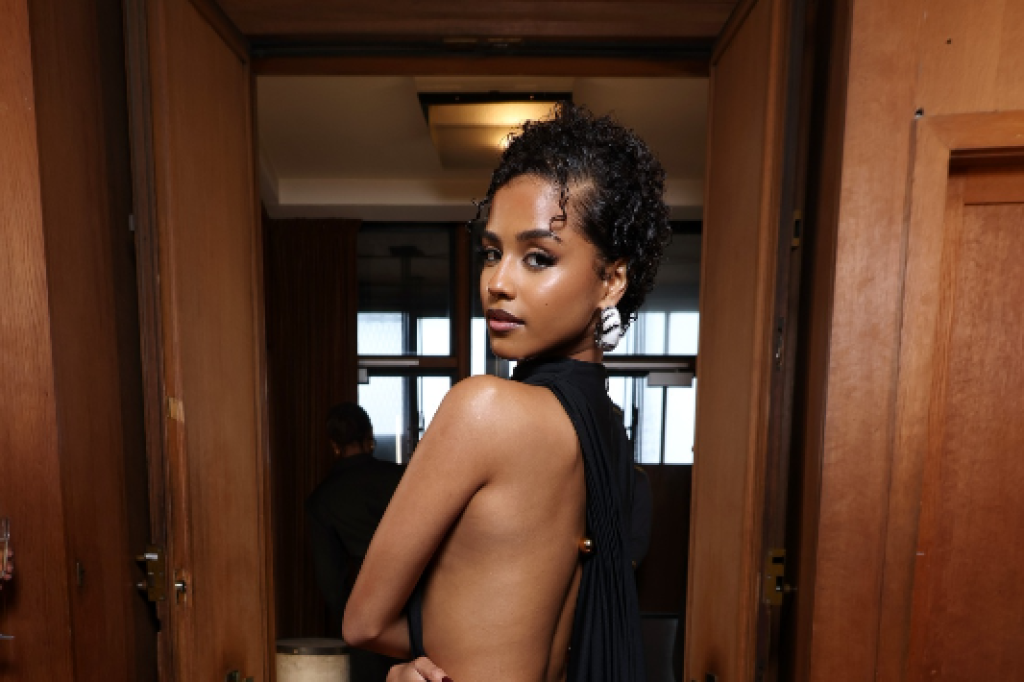 WATCH | From panic to relief — X users react to Tyla being carried over the shoulder in Brazil